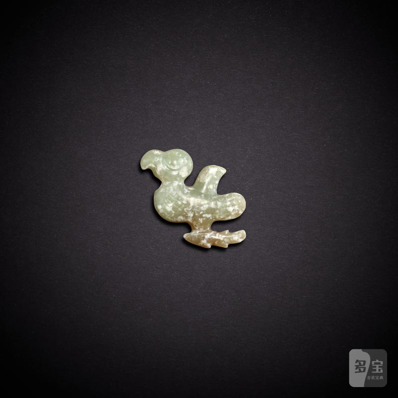 A pale celadon jade 'bird' pendant, Neolithic period, Hongshan culture | 新石器時代 紅山文化 青白玉鳥形珮 - 图2